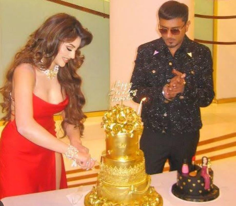 उर्वशी रौतेला ने अनोखे अंदाज में मनाया अपना 30वां बर्थ डे, काटा 24 कैरेट गोल्ड से बना केक, तस्वीरें जमकर हो रही है वायरल