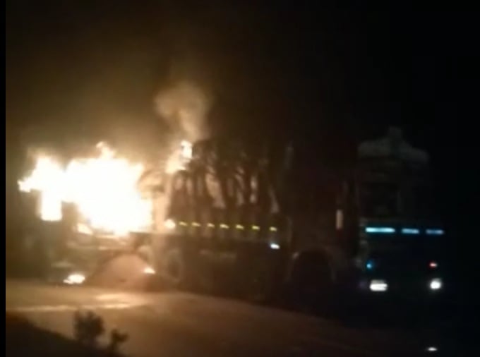 खड़ी ट्रक में कंटेनर ने पीछे से मारी भीषण टक्कर,  दोनों वाहन जलकर खाक