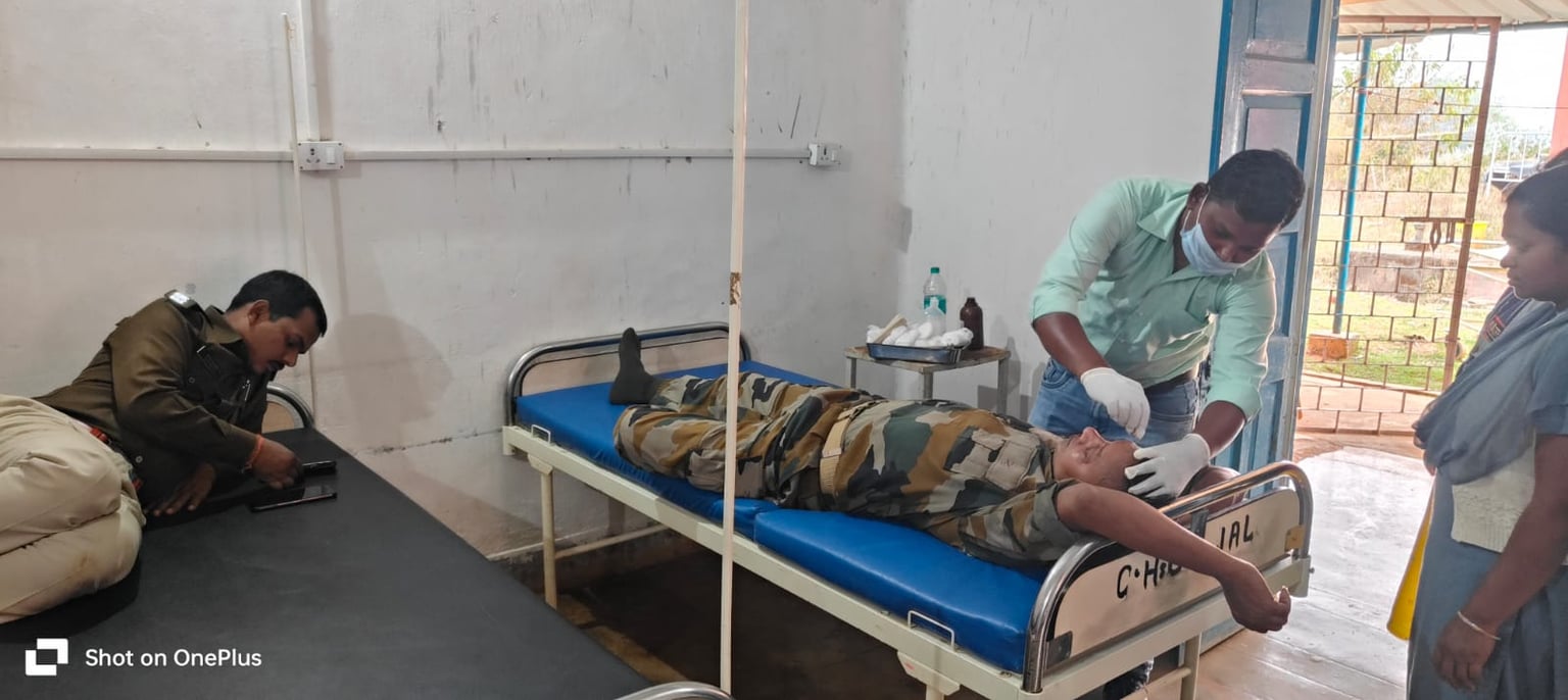 BIG BREAKING: शराब ठेका पर कार्रवाई करने गई पुलिस टीम पर हमला,ग्रामीणों ने दौड़ा -दौड़ा कर पीटा, देखिए वीडियो