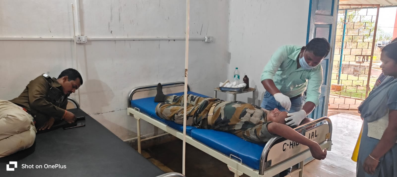 BIG BREAKING: शराब ठेका पर कार्रवाई करने गई पुलिस टीम पर हमला,ग्रामीणों ने दौड़ा -दौड़ा कर पीटा, देखिए वीडियो