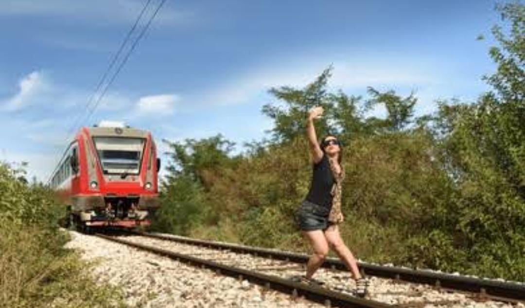 रेलवे ट्रैक पर सेल्फी लेने या रिल बनाने वाले हो जाएं सावधान, पकड़ाए तो देना होगा तीन हजार जुर्माना,नहीं देने पर जाना पड़ेगा जेल