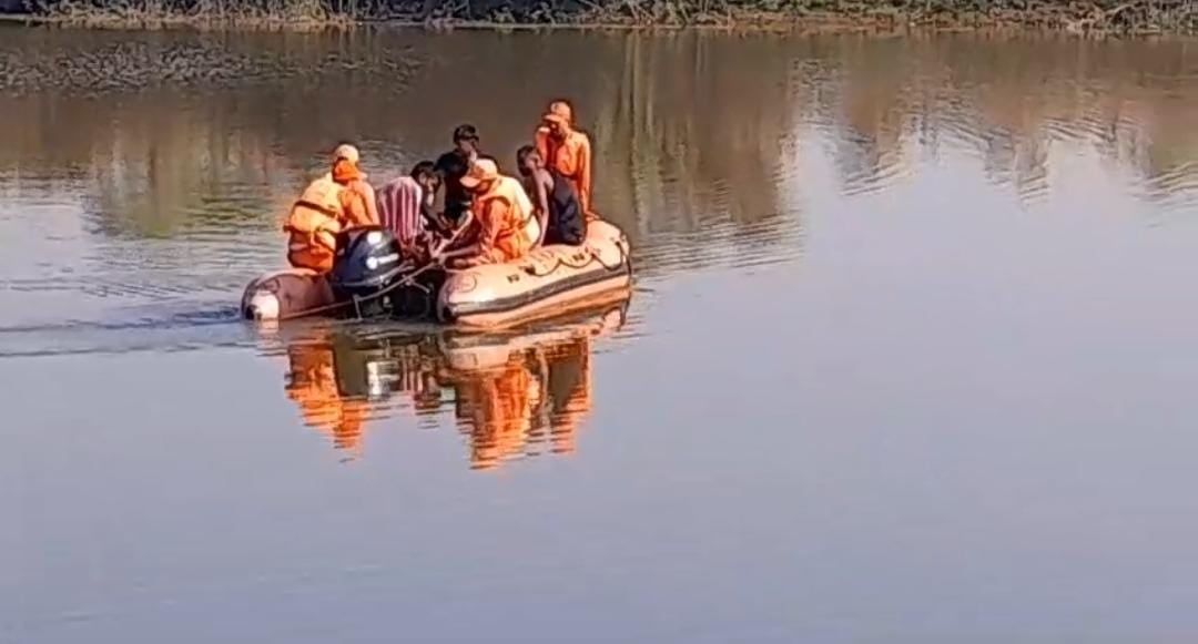 देवघर:मां और मौसी के साथ तालाब में नहाने गई महिला डूबी, 24 घंटे बाद भी नहीं ढूंढ पाई एनडीआरएफ की टीम, तलाश जारी