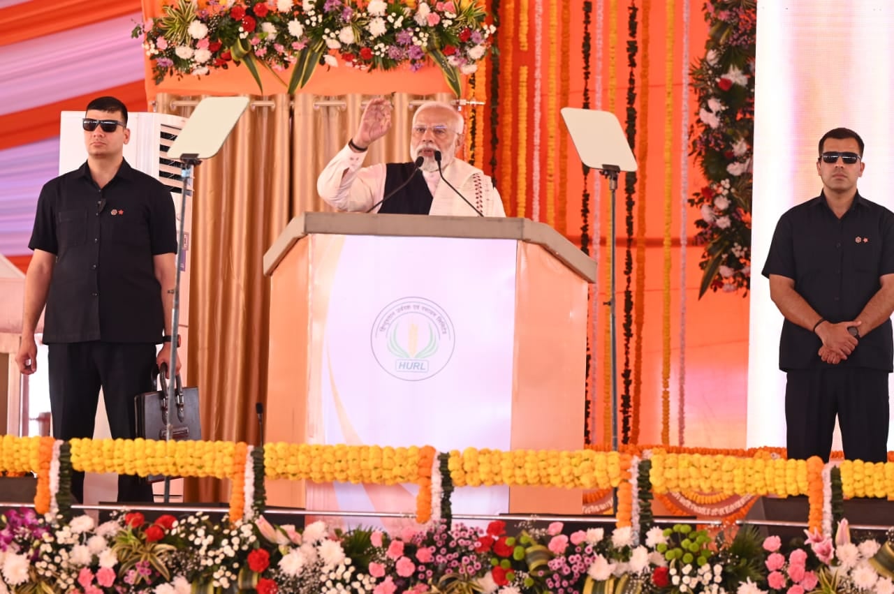 झामुमो पर PM मोदी के बयान से छिड़ी सूबे में सियासी जंग!JMM ने बताया भारत जलाव पार्टी तो भाजपा ने कहा- पेट में हाथ डाल कर निकालेंगे लूट का पैसा