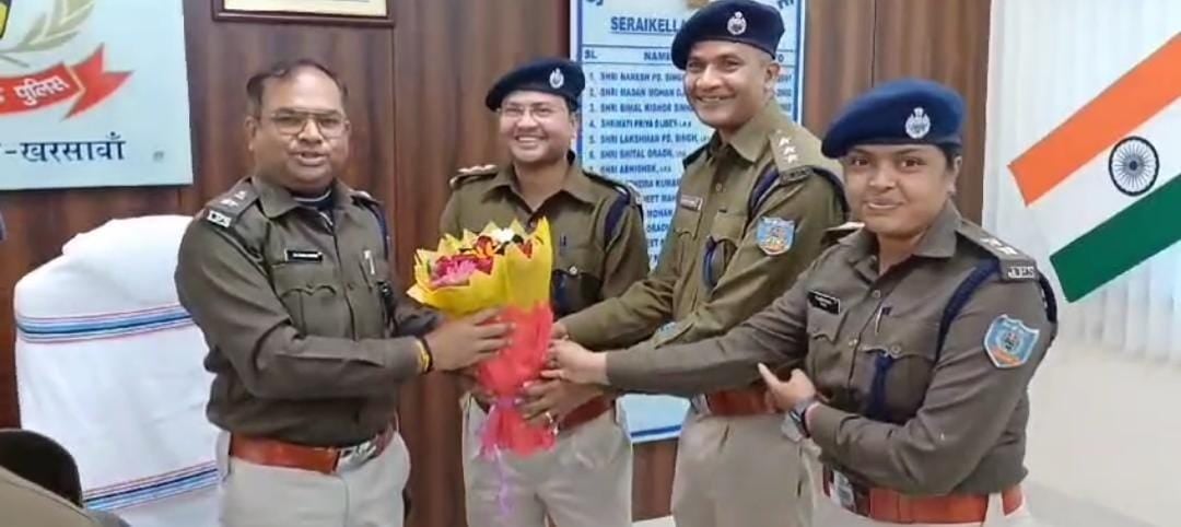 सरायकेला जिले 20 वें एसपी के रूप में मनीष टप्पो ने किया पदभार ग्रहण, निवर्तमान एसपी ने नए एसपी को दी शुभकामनाएं