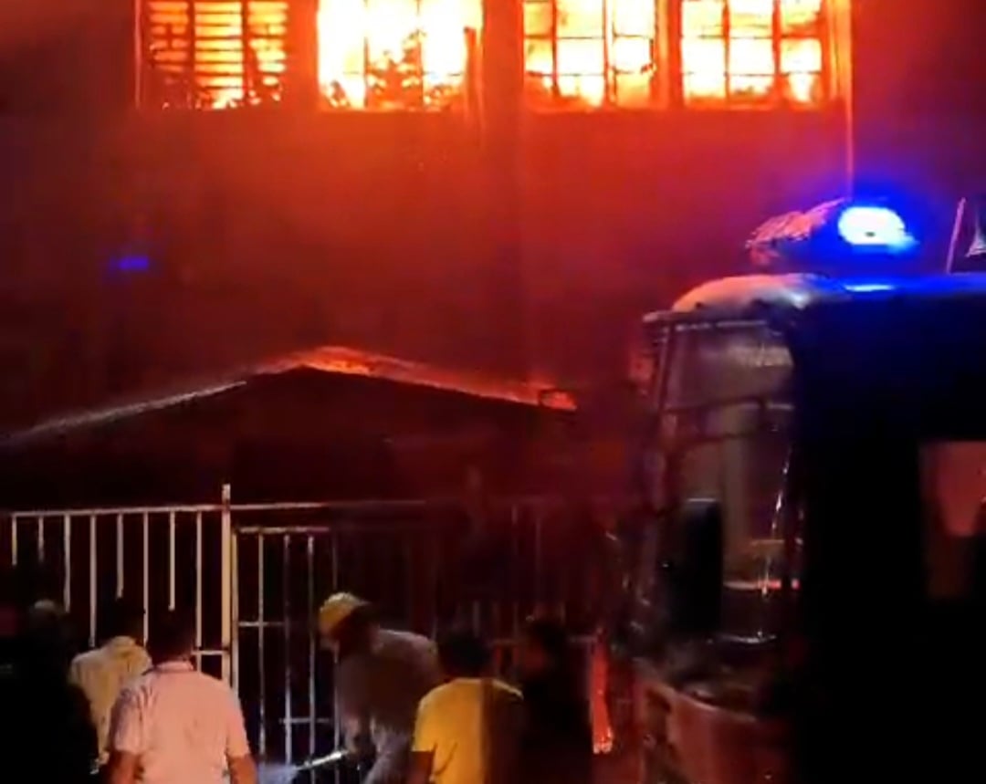 Big Breaking : धनबाद के सबसे बड़े अस्पताल SNMMCH के डायलिसिस विभाग में लगी भीषण आग, मौक़े पर पहुंची फायरब्रिगेड की टीम