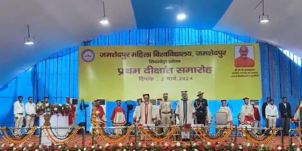 वूमेंस यूनिवर्सिटी के प्रथम दीक्षांत समारोह में राजयपाल हुए शामिल, 28 छात्राओं को स्वर्ण पदक देकर किया सम्मानित