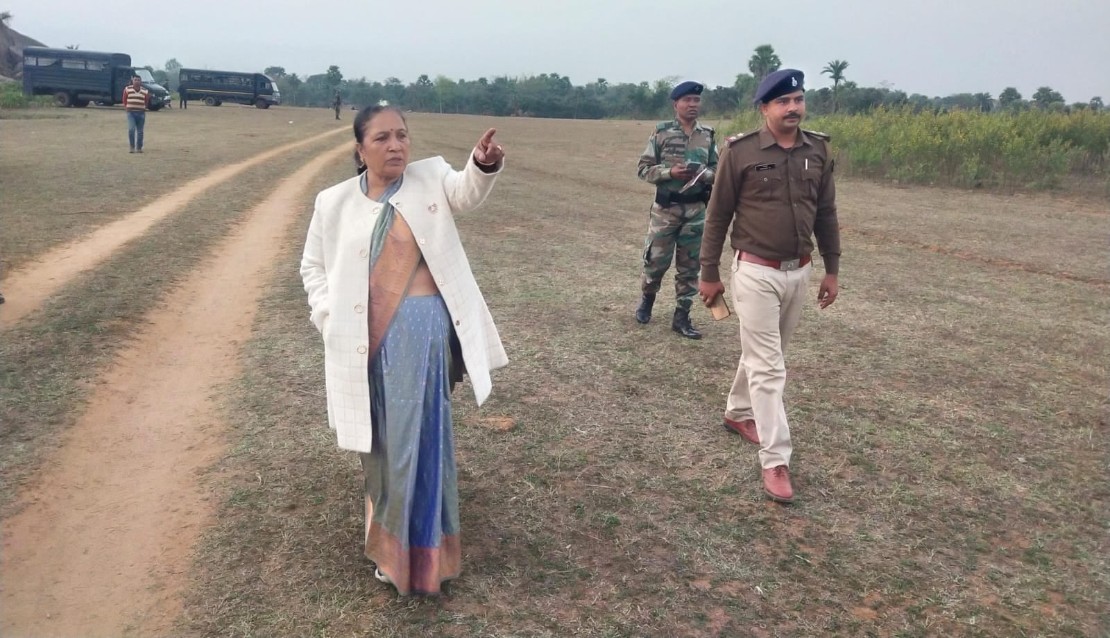 दुमका :- विदेशी महिला के साथ गैंग रेप मामला, महिला आयोग की सदस्य पहुंची घटनास्थल, आरोपियों को जल्द पकड़ने का दिया आदेश