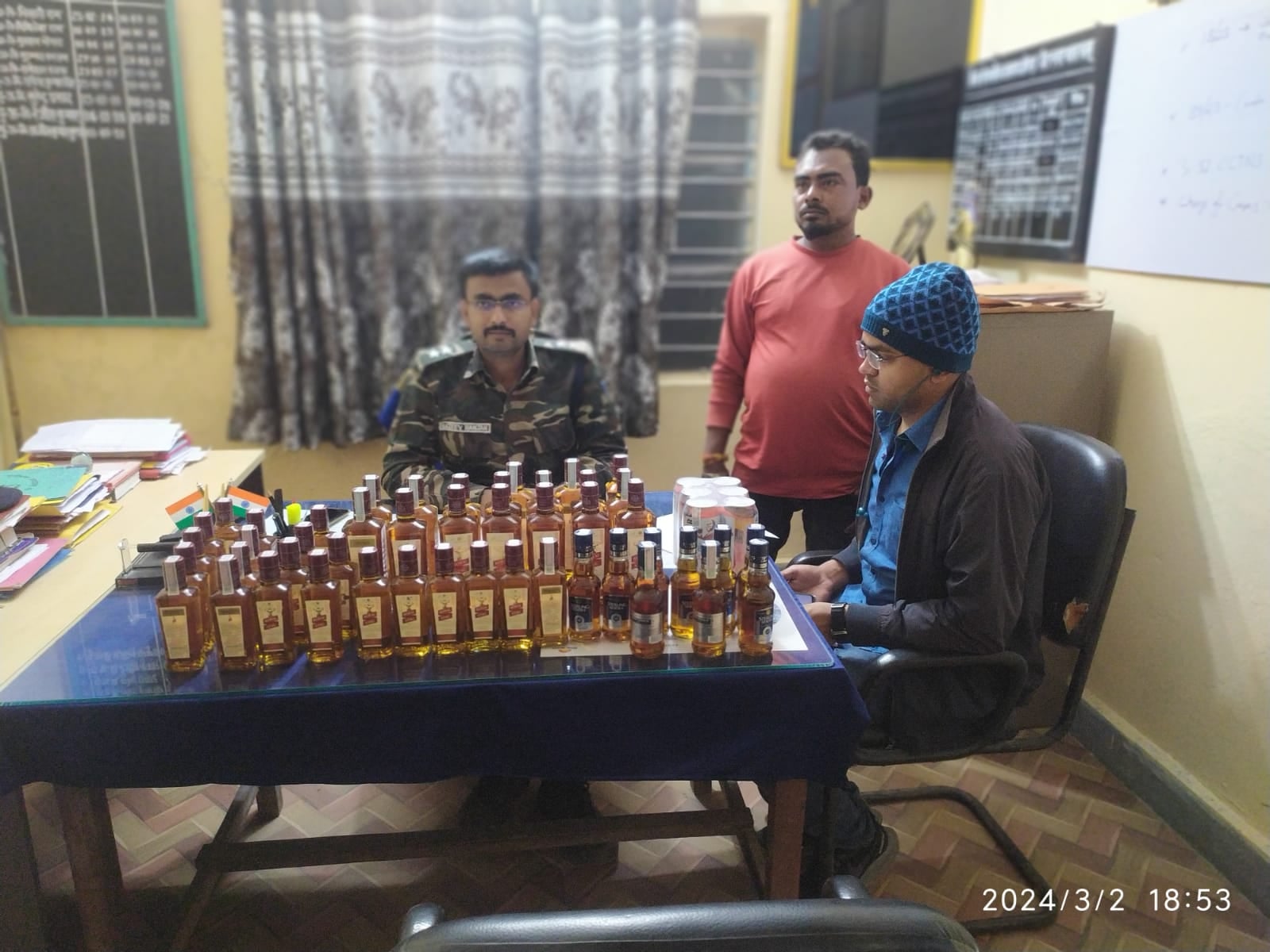 किराना दुकान में राशन के साथ बिक रहा था शराब!पुलिस ने छापेमारी कर दुकानदार को किया गिरफ्तार