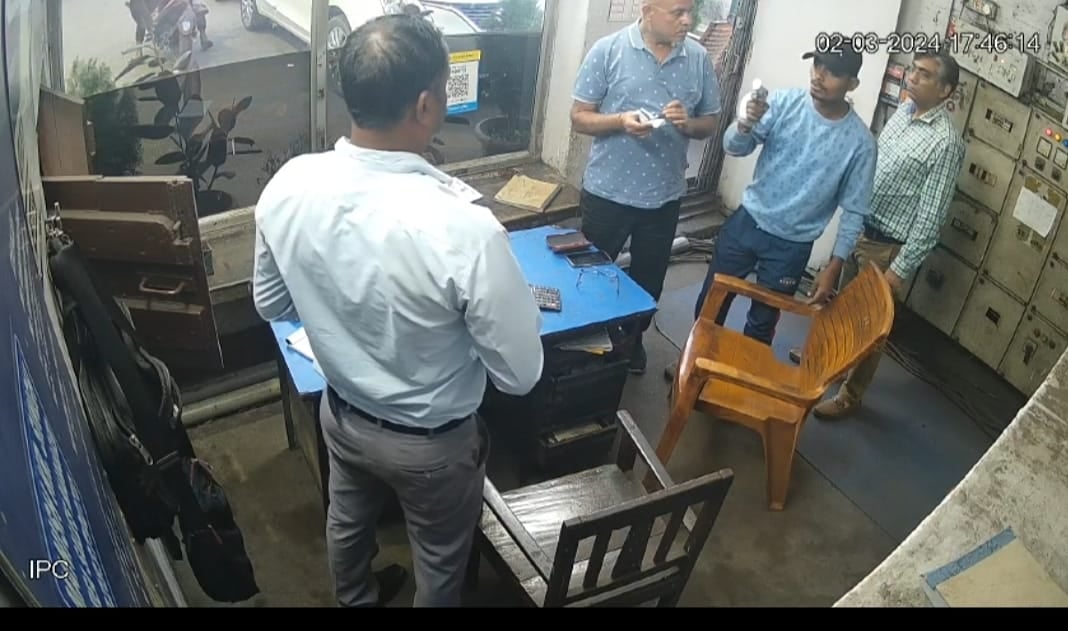 DHANBAD: पिस्टल लहराते हुए अपराधी पहुंचे पेट्रोल पंप, संचालक से मांगी रंगदारी,पंप उड़ाने की भी दी धमकी