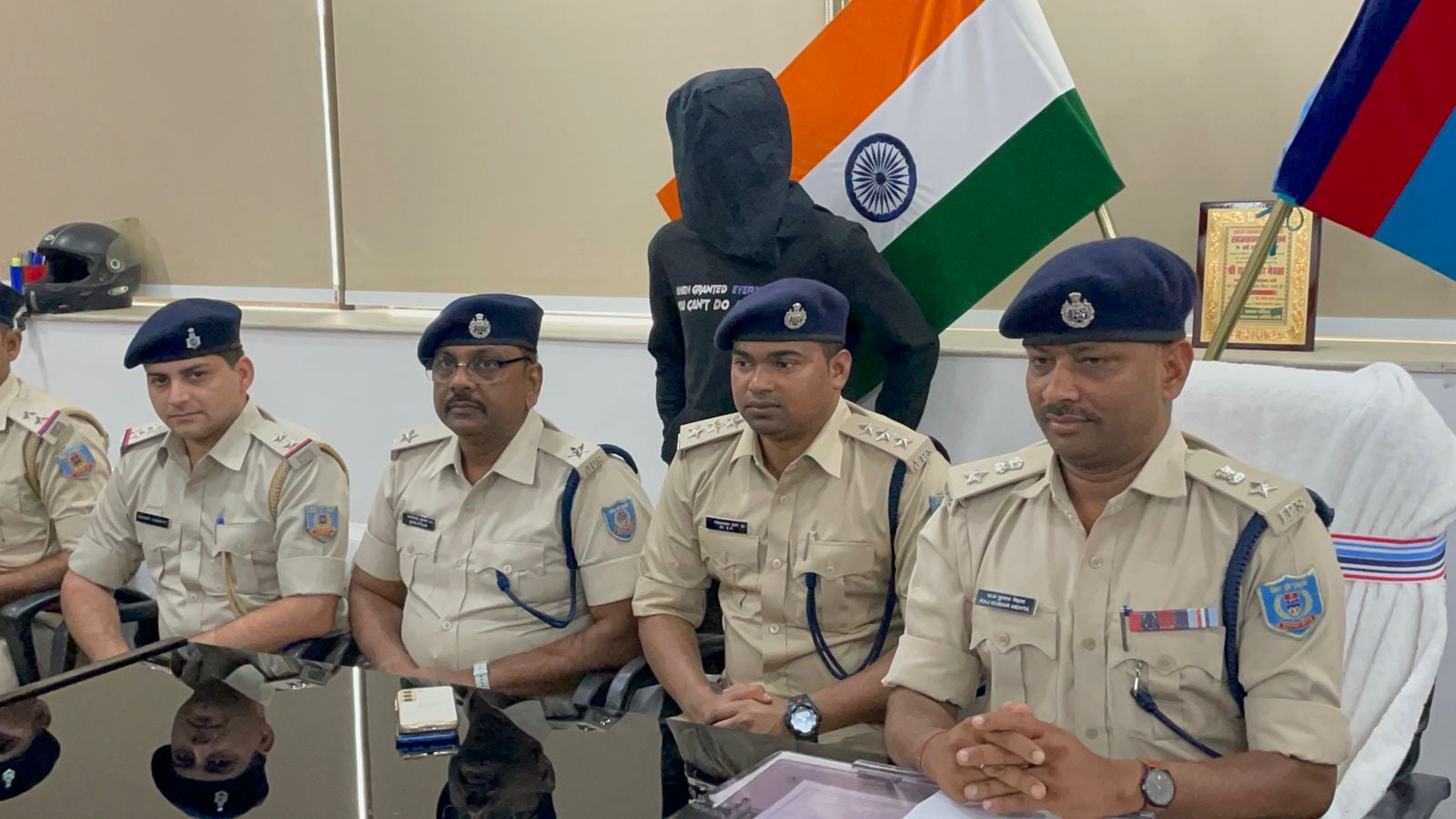 पिस्टल लेकर युवक के साथ कर रहा था मारपीट चलने वाली थी गोली! लेकिन पुलिस ने धर दबोचा