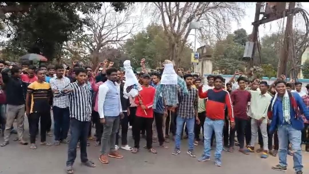 दुमका:स्पेनिश महिला से दरिंदगी के विरोध में सीएम चंपई सोरेन का पुतला दहन, छात्रों ने एसपी कॉलेज के बाहर की जमकर नारेबाजी, पढ़ें क्या है मांग
