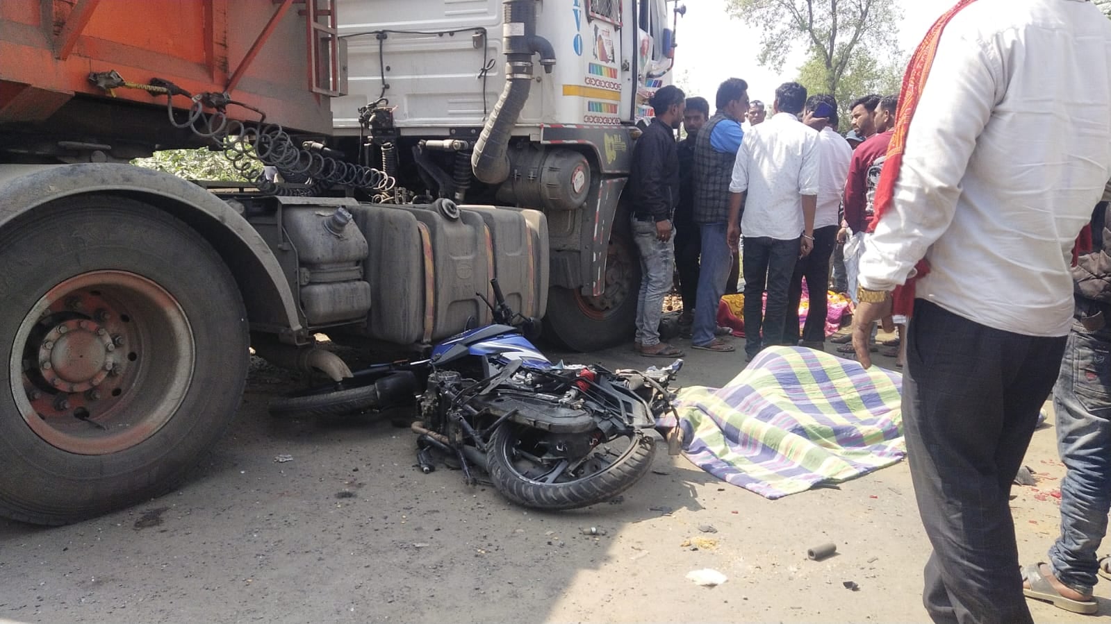 Big Breaking :  दुमका में भीषण सड़क हादसा , भीड़ में घुसी  अनियंत्रित ट्रक, 4 की मौके पर मौत