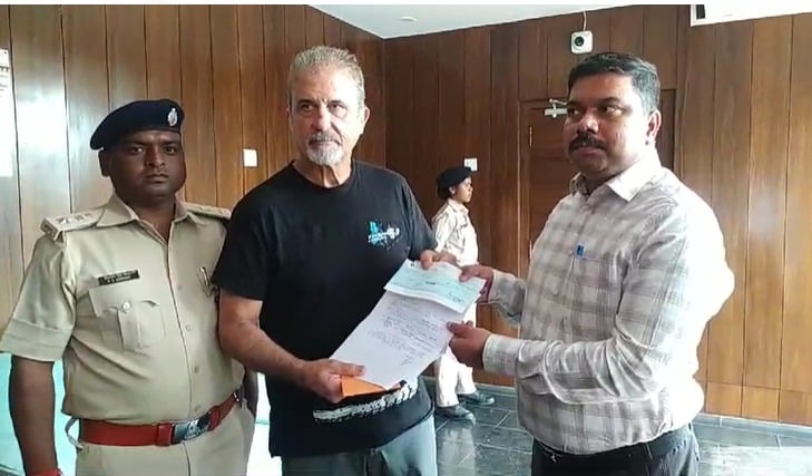 Big Breaking: स्पेनिश कपल के साथ दुमका में शर्मनाक घटना, प्रशासन ने सौंपा 10 लाख का चेक