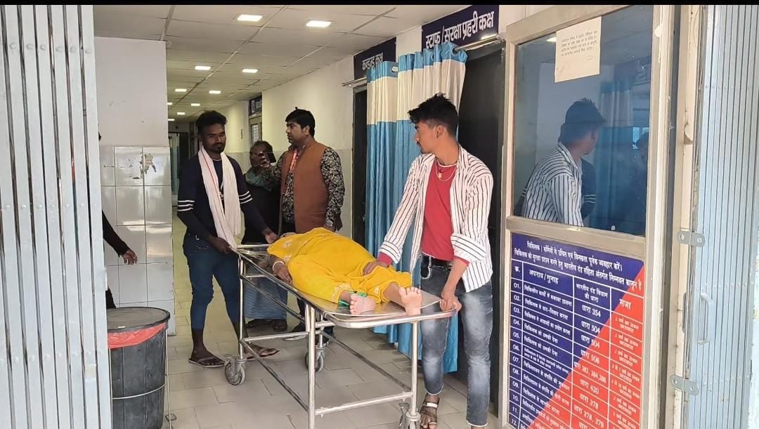 ये है बिहार की स्वास्थ्य व्यवस्था! घंटों अस्पताल के बेड पर दर्द से छटपटाती रही महिला, लेकिन नहीं आया कोई डॉक्टर, तब थक हारकर परिजनों ने उठाया ये कदम