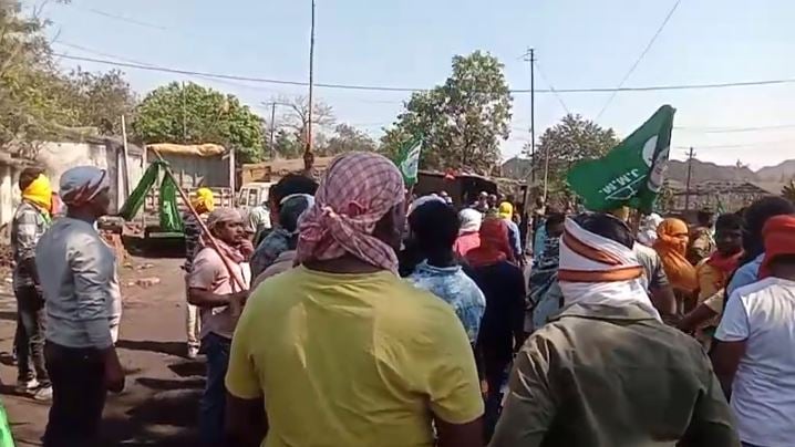 Big Breaking:- फिर धनबाद की धरती पर खूनी संघर्ष , कोलडंप के वर्चस्व को लेकर भिड़े एटक ढुल्लू महतो और संयुक्त मोर्चा के समर्थक