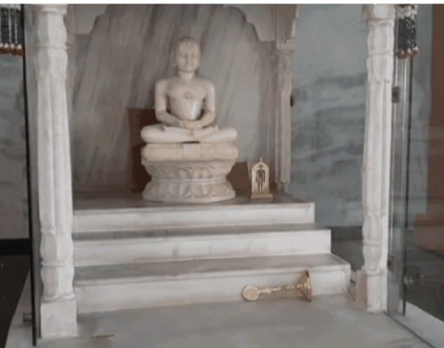 जैन मंदिर से भगवान महावीर की 12 मूर्तियां हुई चोरी, चांदी का छत्र भी ले गए चोर , जानिए कहा का है मामला