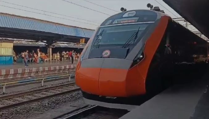 Ranchi Varanasi vande Bharat Train : रांची से खुलकर बोकारो होते 8 घंटे में बनारस पहुंचेगी बंदे भारत एक्सप्रेस, आज हुआ ट्रायल