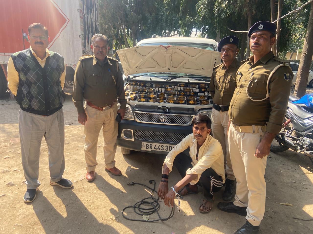 बिहार:बक्सर में उत्पाद विभाग की बड़ी कार्रवाई! जांच के दौरान 700 लीटर शराब के साथ एक तस्कर गिरफ्तार,पढ़ें कहां खपाने की थी तैयारी