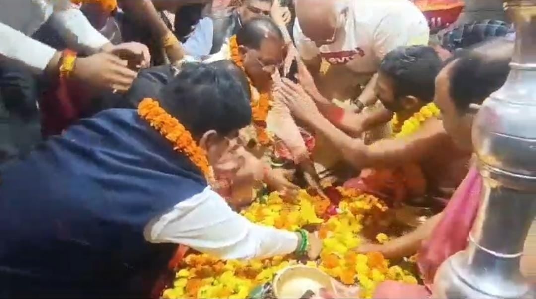 देवघर पहुंचते ही बैद्यनाथ दरबार पहुंचे छत्तीसगढ़ के सीएम, पढ़ें बाबा भोलेनाथ से क्या की कामना