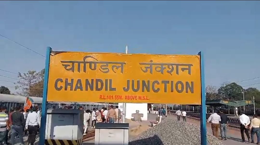 सरायकेला:चांडिल रेलवे जंक्शन पर मजदूरों के बजाय जेसीबी मशीन से लिया जा रहा काम, रोजगार नहीं मिलने से पलायन को मजबूर हो रहे है मजदूर