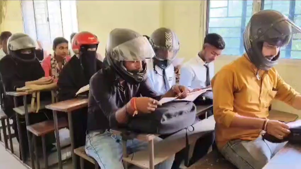 झारखंड का एक ऐसा कॉलेज, जहां हेलमेट पहनकर क्लास कर रहे छात्र