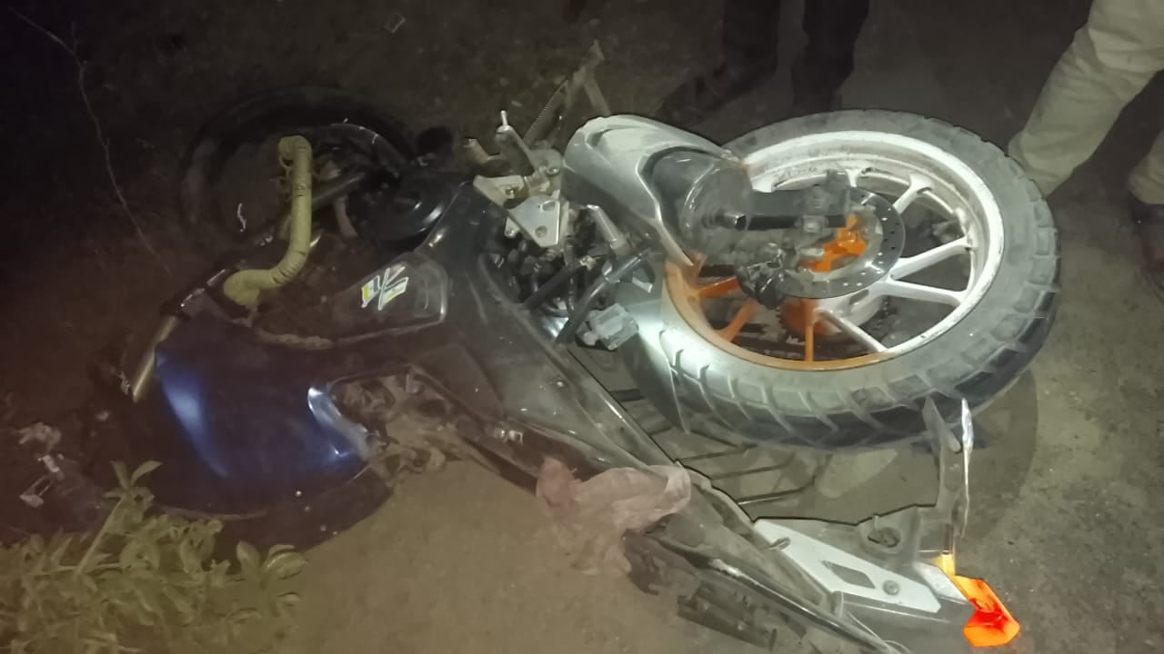 पिकअप वैन ने बाइक में मारी टक्कर, बाइक चालक और सवार दोनों की हुई मौत
