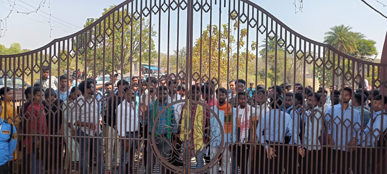 दुमका: सिदो कान्हू मुर्मू विश्वविद्यालय प्रबंधन के खिलाफ फूटा छात्रों का गुस्सा, विश्वविद्यालय के मेन गेट पर किया ताला बंद, पढ़ें क्या है इनकी मांग