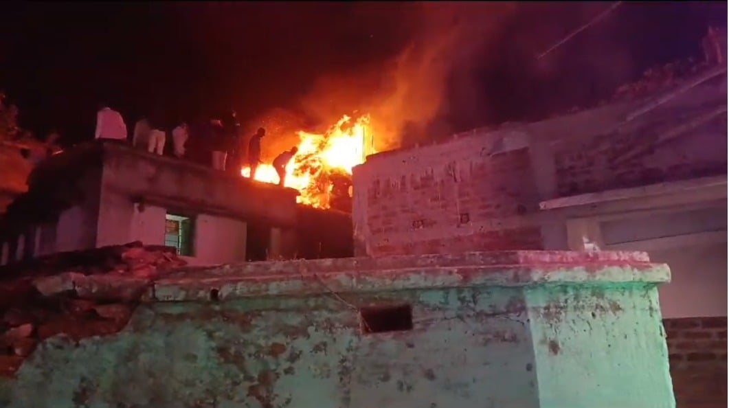 पटाखे की चिंगारी से ऐसी लगी आग की दमकल कर्मियों के छुटे पसीने,लाखो का हुआ नुकसान