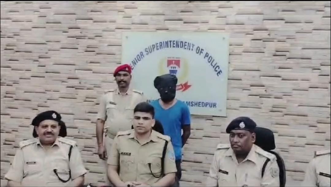 जमशेदपुर:पुलिस ने गुप्त सूचना के आधार पर एक शातिर को किया गिरफ्तार, देशी पिस्टल और 4 जिंदा कारतूस बरामद, पढ़ें सिटी एसपी ने क्या कहा