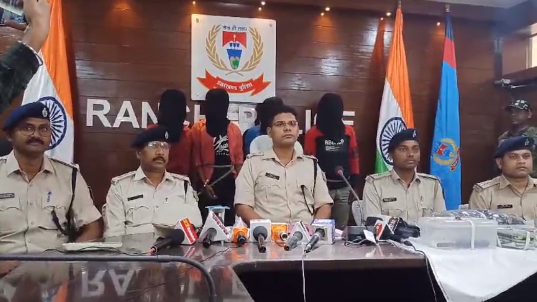 वर्दी में लूटेरे! रात में राहगीरों को बनाते हैं निशाना, पुलिस ने चार को दबोचा, आप भी रहें सावधान