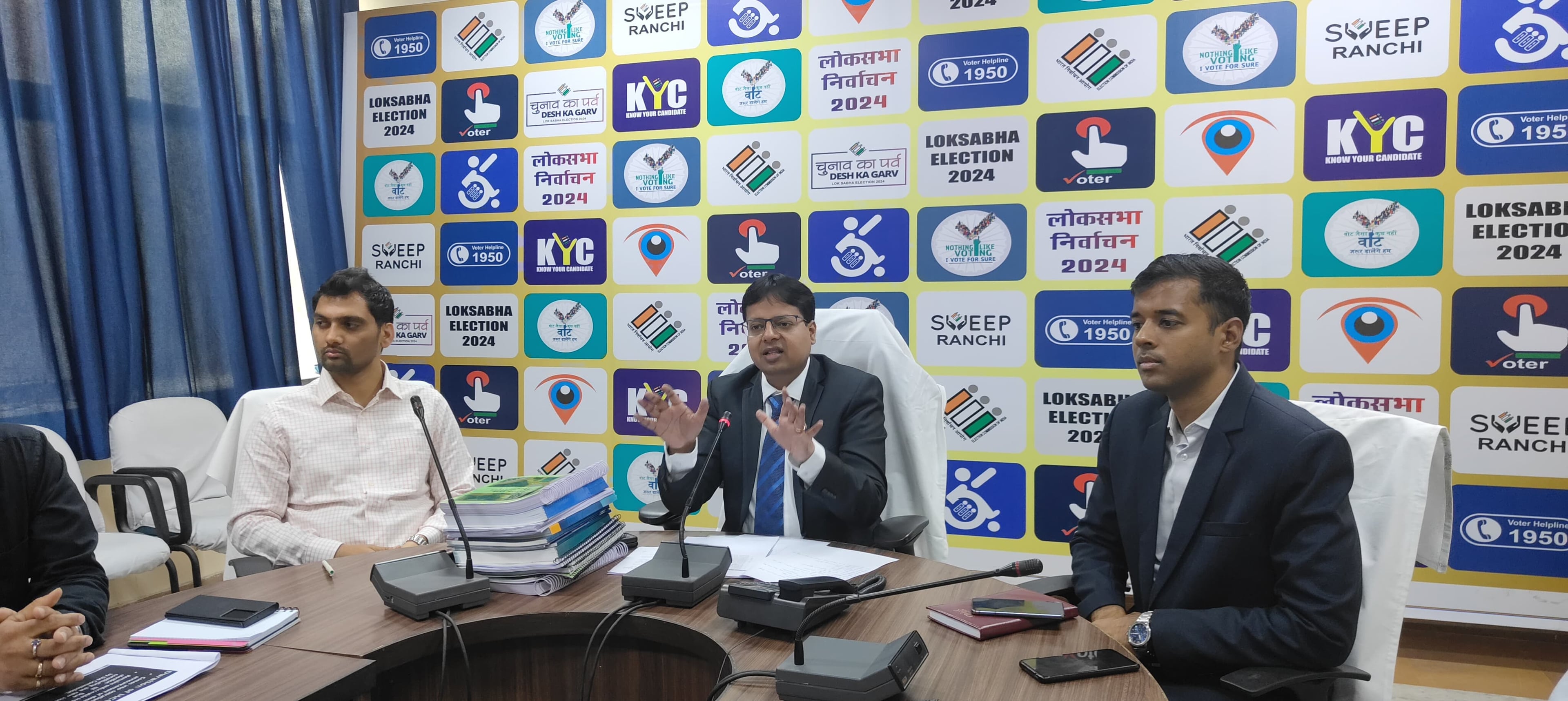 लोकसभा निर्वाचन 2024 को लेकर जिला निर्वाचन पदाधिकारी ने की बैठक, सभी कार्यों को ससमय सम्पादित करने का दिया निर्देश