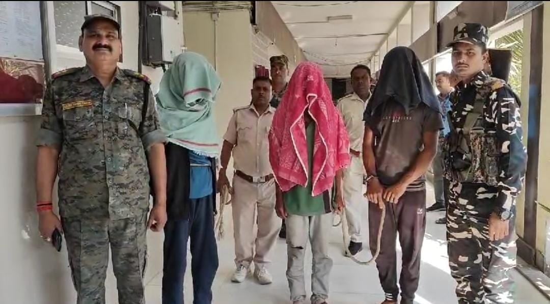 चतरा: टीएसपीसी नक्सलियों को बड़ा झटका, तीन नक्सल समर्थक गिरफ्तार, कई नक्सली सामान और पर्चा जब्त