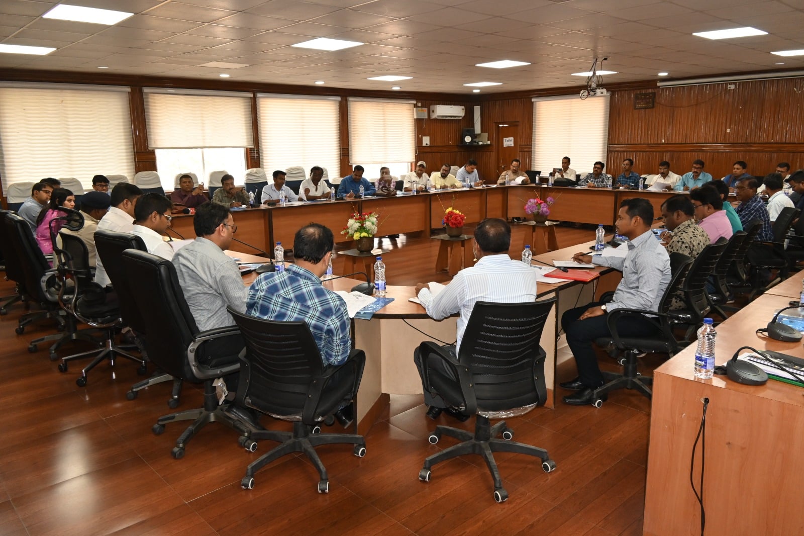 दुमका में पुरुष से ज्यादा है महिला मतदाता की संख्या, 4 ट्रांसजेंडर भी प्रजातंत्र के महापर्व में होंगे शामिल, चुनाव की तैयारियों को लेकर प्रशासन ने कसी कमर