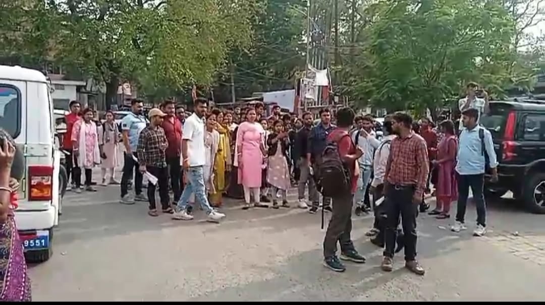 JPSC परीक्षा: धनबाद के दिल्ली पब्लिक स्कूल सेंटर पर भी परीक्षार्थियों ने किया हंगामा,पहुंची पुलिस