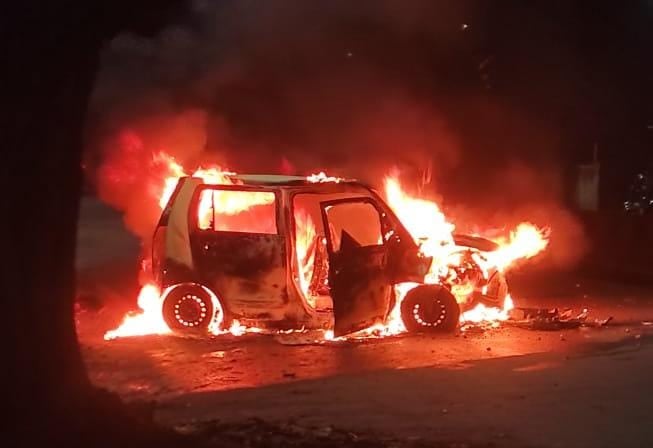 जमशेदपुर:डिवाइडर से टकराते ही आग के गोले में तब्दील हुई चलती कार, कुछ सेकेंड में ही जलकर हुई खाक