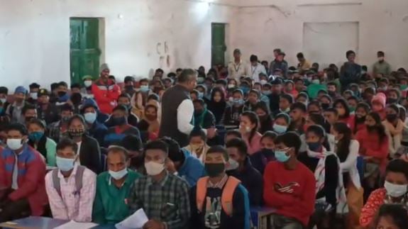 युवाओं को सफल बनाने के लिए गरीब छात्रों को मुफ़्त में कोचिंग दे रहे अपर समाहर्ता