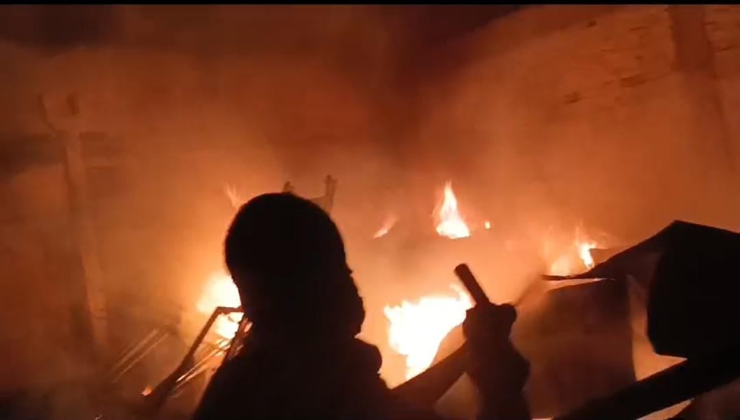 बेगूसराय के टेंट पंडाल में  लगी भीषण आग, 30 लाख से अधिक की संपत्ति जलकर राख