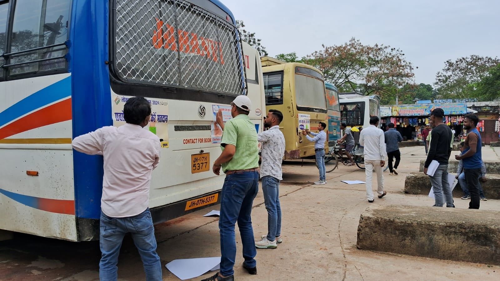 गुमला : स्वीप कार्यक्रम के तहत वाहनों में लगाए गए चुनाव जागरुकता से संबंधित पोस्टर