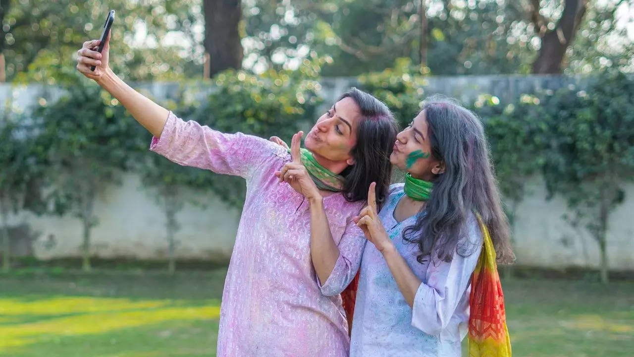 होली के हुड़दंग और गीले रंग से डैमेज हो सकता है आपका कीमती स्मार्ट फ़ोन, जानिए अपने गजट को कैसे रखें सुरक्षित