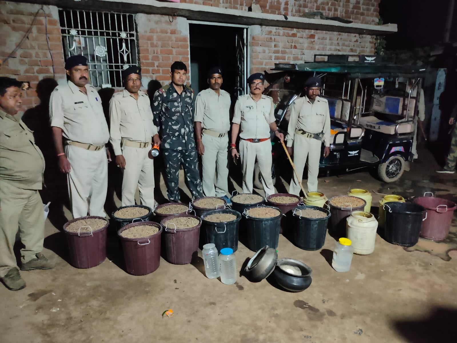 होली को लेकर अवैध शराब के खिलाफ उत्पाद विभाग का अभियान,पढ़िये कहां से बरामद हुआ 220 केजी जावा महुआ औऱ 35 लीटर चुलाई शराब