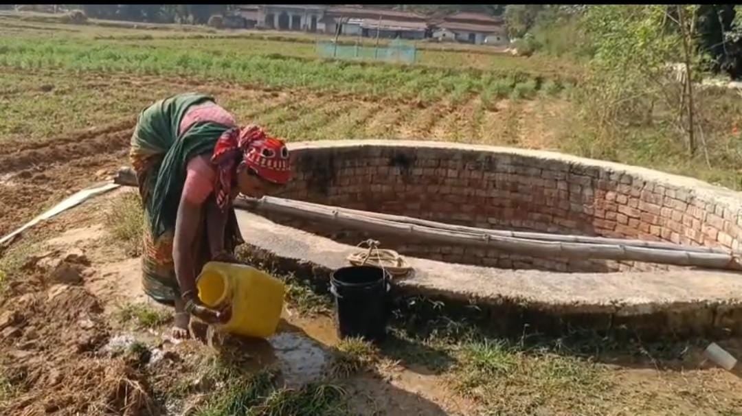देश मना रहा है विश्व जल दिवस, लेकिन बूंद-बूंद को तरस रहे लोहरदगा के ग्रामीण, वर्षों से खराब पड़े है कई हैंडपंप,लेकिन विभाग को नहीं है परवाह