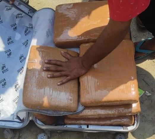 SAHIBGANJ NEWS: जांच के दौरान पुलिस ने बरामद किया 40 किलो गांजा, तस्कर सूटकेस छोड़ मौके से हुआ फरार