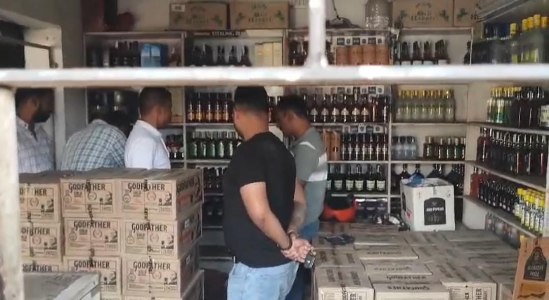सरायकेला में बढ़ा चोरों का आतंक! कांड्रा के शराब दुकान में लाखों की चोरी; पुलिस की सक्रियता पर उठे सवाल