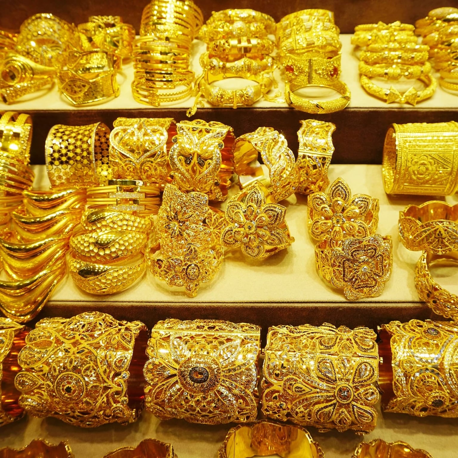 GOLD PRICE: आम लोगों की पहुंच से दूर हो रहा है सोना, जानिए किस तेजी से बना रहा इतिहास और आगे क्या है अनुमान