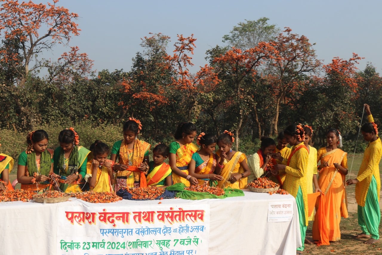 धनबाद के बलियापुर में होली के पहले हुए पलास वंदन कार्यक्रम को लोगों ने दी अद्भुत की संज्ञा,जानिए इसका डिटेल्स