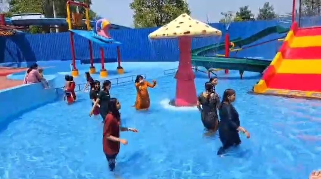 जमशेदपुर में गर्मी ने दी दस्तक, तो लोगों को लुभाने लगा वाटर पार्क, शहरवासी वेव पूल का जमकर उठा रहे हैं लुफ्त