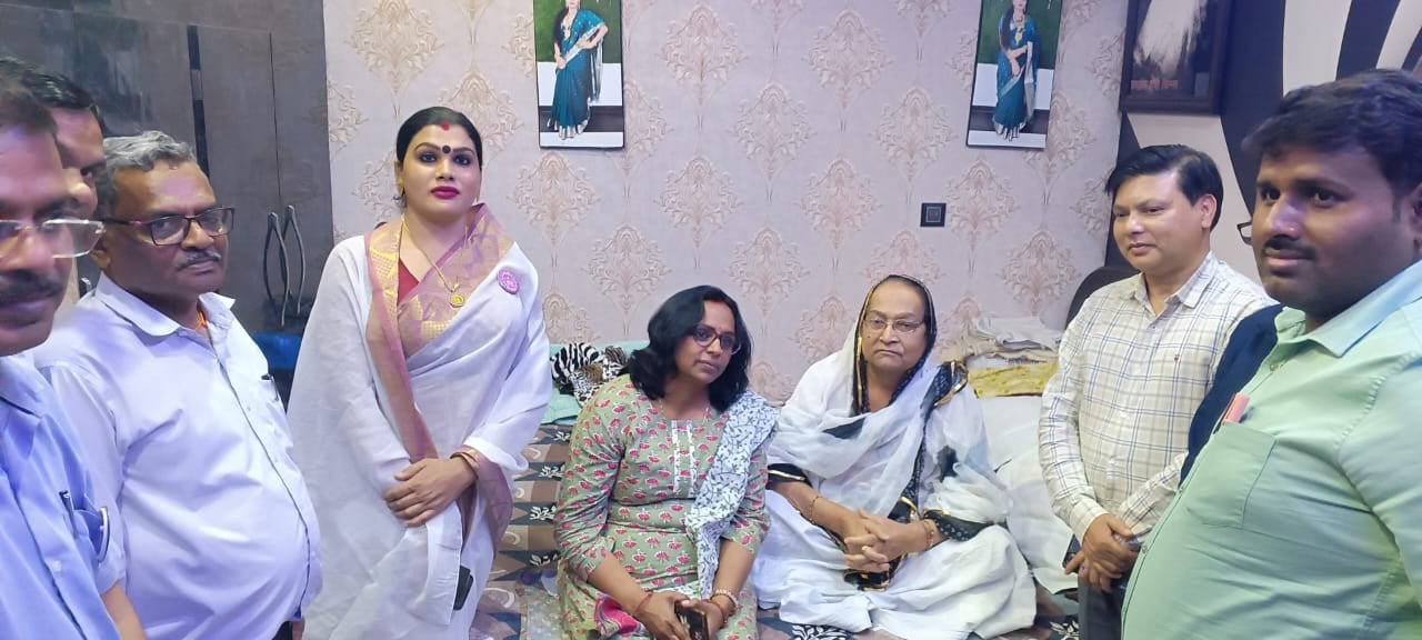 DHANBAD: अधिकारी पहुंचे किन्नर समाज के प्रदेश अध्यक्ष के घर,मतदान का प्रतिशत बढ़ाने में सहयोग की अपील की