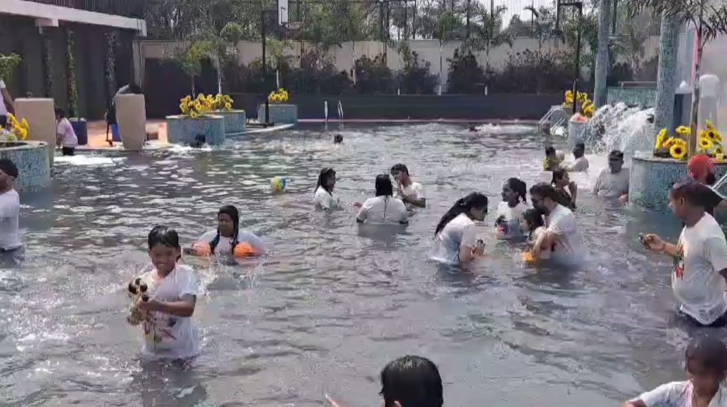 होली के दूसरे दिन जमशेदपुर निवासियों ने जमकर खेली होली, स्वमिंग पूल में गुलाल संग डीजे पर खूब झूमे युवक-युवतियां