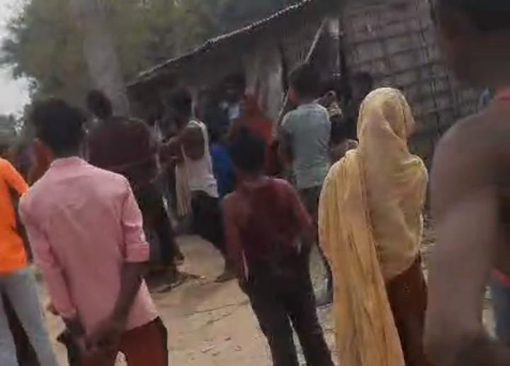 अररिया: जमीन विवाद में बिजली के खंभे में बांधकर युवक की पिटाई, वीडियो वायरल, पढ़ें पुलिस ने मामले पर क्या कहा