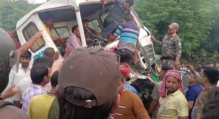 Sraikela Breaking : टाटा- कांड्रा मुख्य सड़क पर खड़े हाईवा में टेलर ने मारी टक्कर, टेलर के उड़े परखच्चे, ड्राईवर को रेस्क्यू कर निकाला बाहर